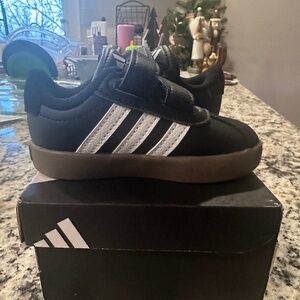 Black VL court adidas NWOT